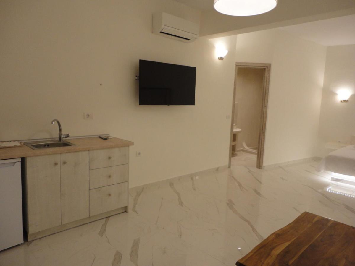 Triena Apartments ฟิรา ภายนอก รูปภาพ